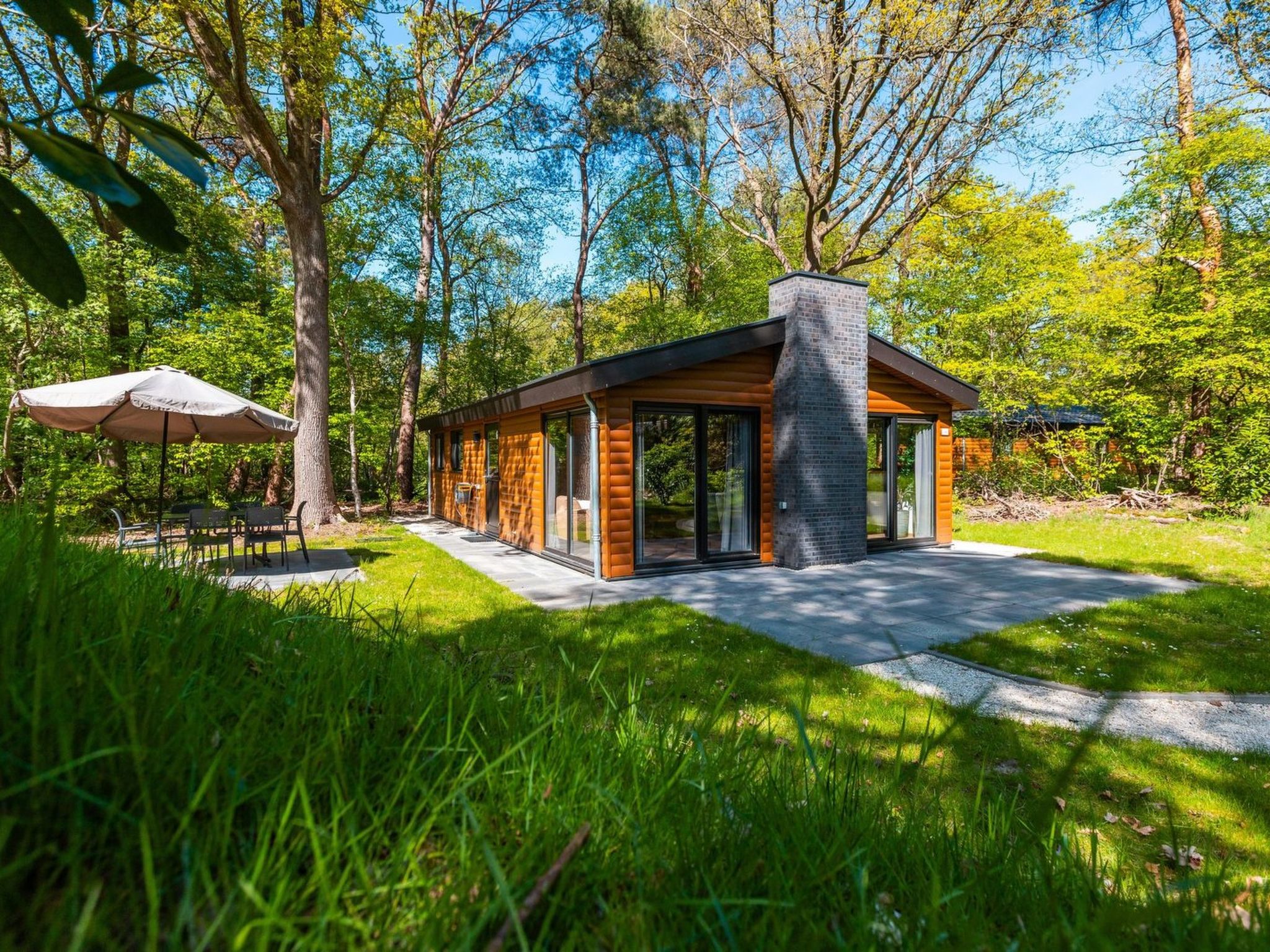 "De Wiltzangh - Esborg Lodge Hottub | 6p", 3-Zimmer-Chalet 60 m2. Objekt geeignet für 6 Erwachsene. 1 Zimmer mit 2 Betten und TV. 1 Zimmer mit 2 Betten. 1 Zimmer mit 1 Doppelbett. Offene Küche (Gesc..
