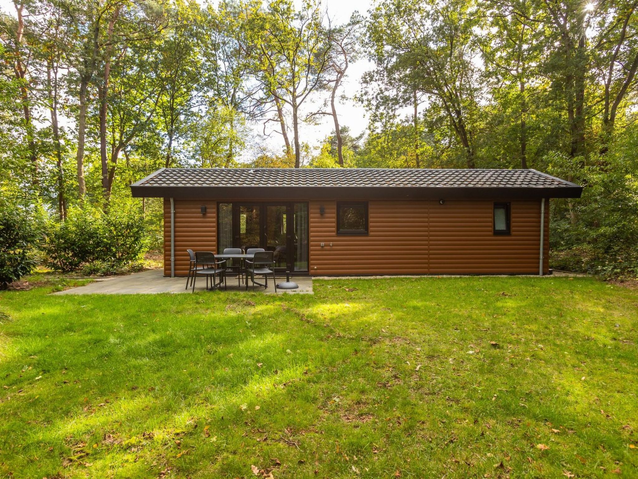 "De Wiltzangh - Sterrenborg Lodge | 4p", 2-Zimmer-Chalet 40 m2. Objekt geeignet für 4 Erwachsene. 1 Zimmer mit 2 Betten und TV. 1 Zimmer mit 2 Betten. Offene Küche (Geschirrspüler, 4 Induktionskoch..