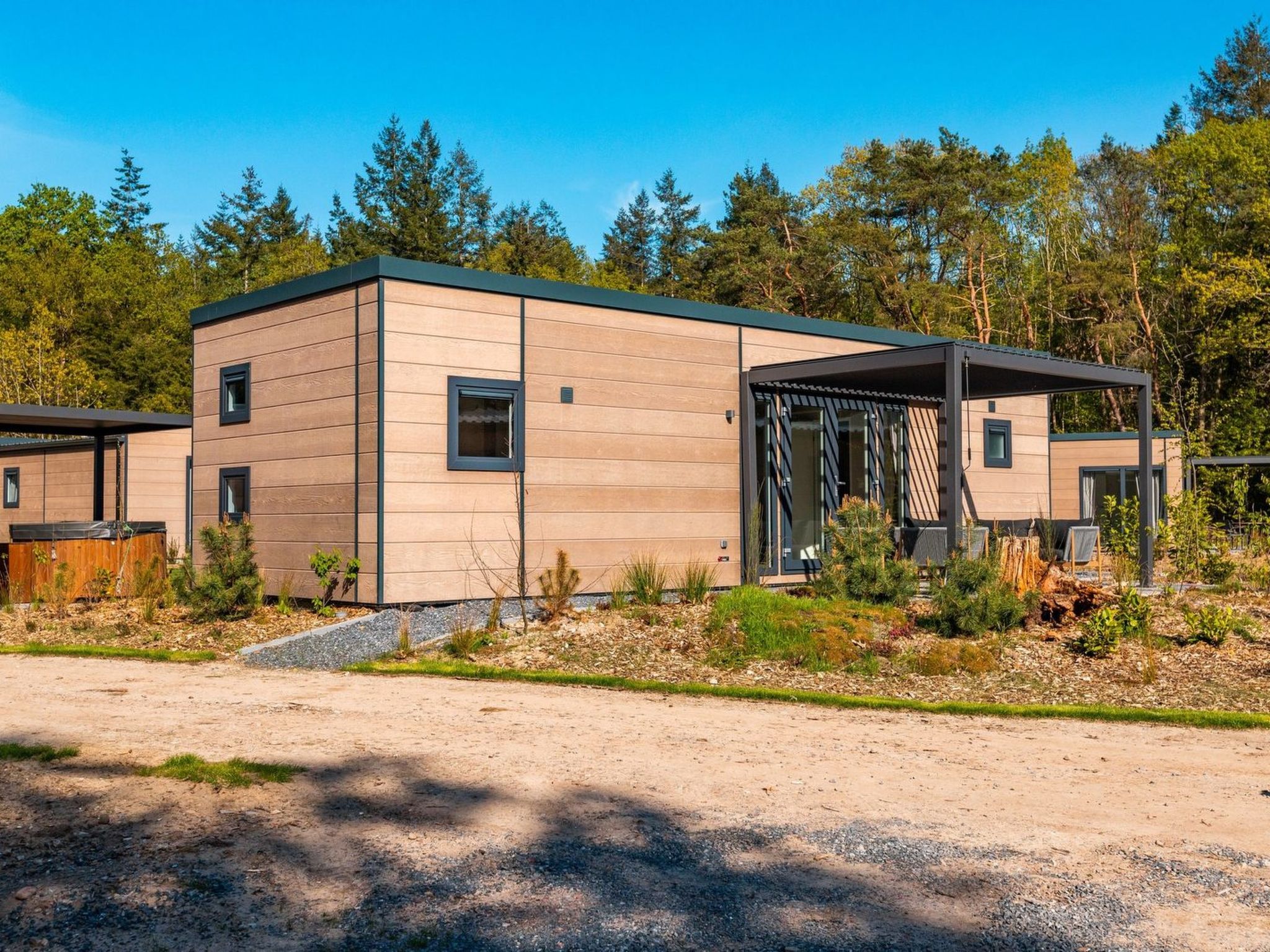 "De Wiltzangh - Groeneborg lodge met Hottub | 5p", 2-Zimmer-Chalet 40 m2. Objekt geeignet für 5 Erwachsene. 1 Zimmer mit 1 Doppelbett und TV. 1 Zimmer mit 3 Betten. Küche (Geschirrspüler, 4 Indukti..