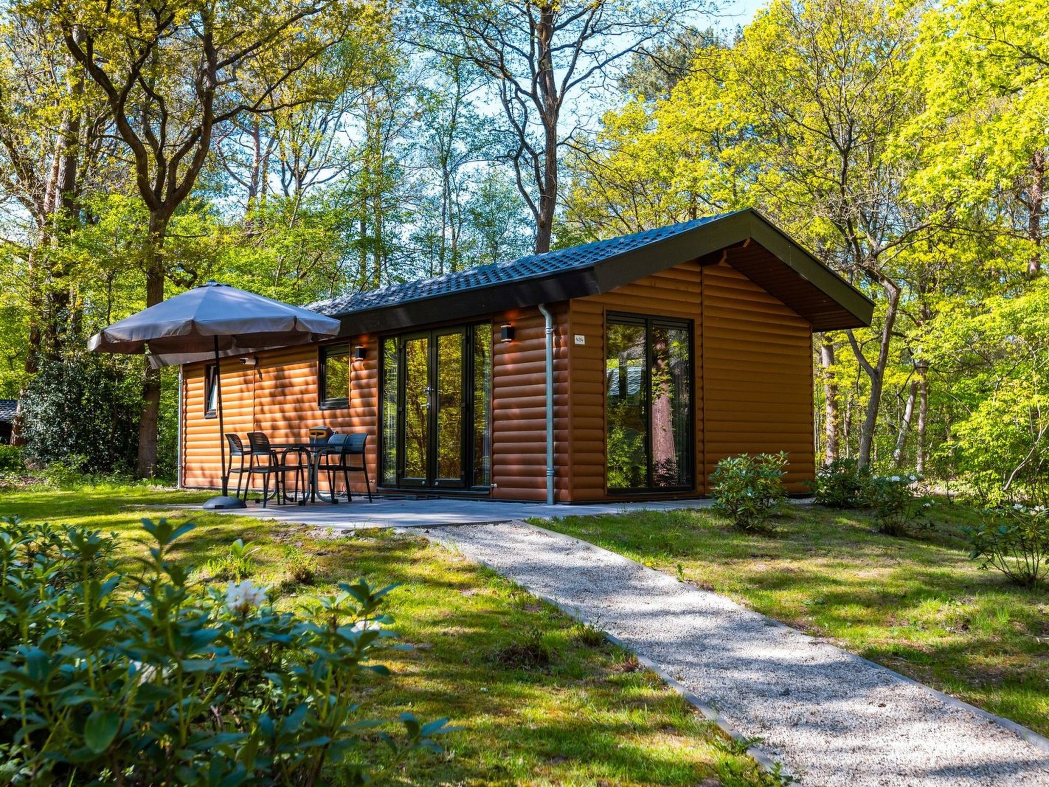 "De Wiltzangh - Sterrenborg Lodge Hottub | 4p", 2-Zimmer-Chalet 40 m2. Objekt geeignet für 4 Erwachsene. 1 Zimmer mit 2 Betten und TV. 1 Zimmer mit 2 Betten. Offene Küche (Geschirrspüler, 4 Indukti..