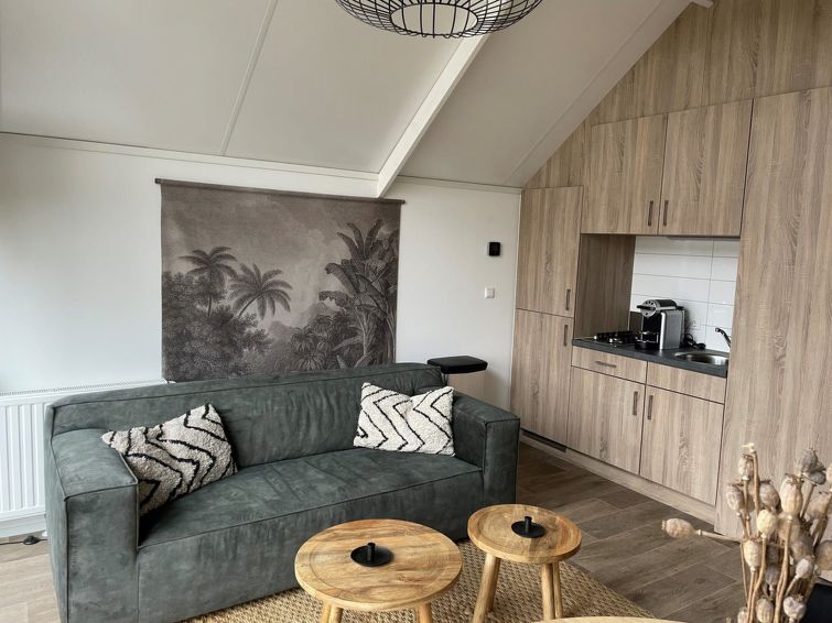 "Tiny Beach House 2", 2-Zimmer-Mobilheim. Einfach und geschmackvoll eingerichtet: Wohn-/Esszimmer mit Esstisch und TV. Ausgang zur Terrasse. 1 Zimmer mit 2 Betten. Kleine Kochnische (4 Kochplatten, Wa..