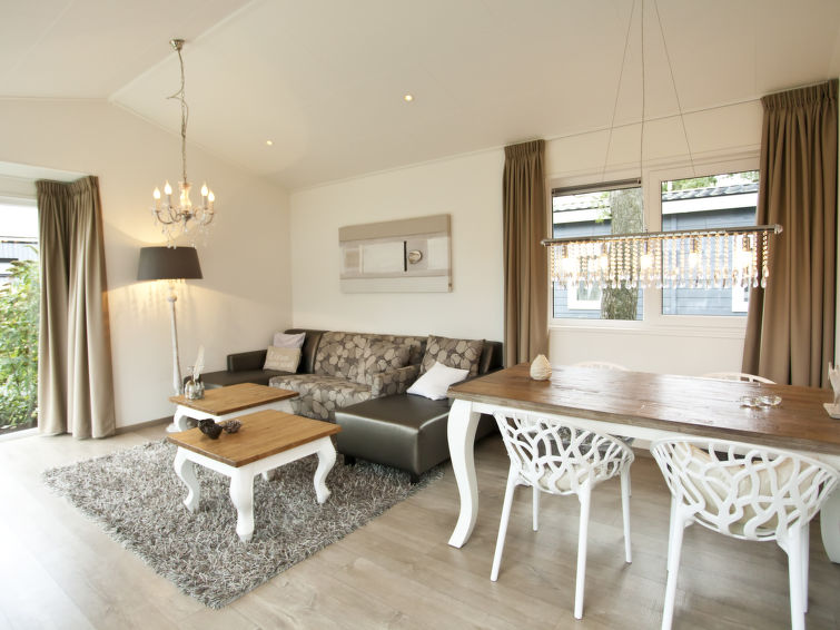 "Exclusif 4", bungalow 3-kamers. Licht, comfortabel en smaakvol ingericht: woon-/eetkamer met eettafel en TV. Uitgang naar het terras. 2 kamers, elke kamer heeft 2 bedden. Open keuken (afwasmachine, 4..