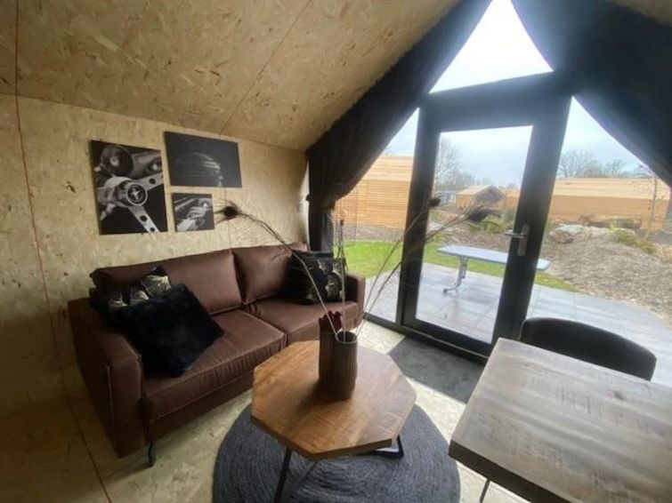"Solo Retreat 4", chalet 3-kamers op de begane grond. Comfortabel ingericht: woon-/eetkamer met 1 divanbed en Flatscreen TV. 1 2-pers. kamer met 1 2-pers bed. 1 2-pers. kamer met 2 bedden. Open keuken..