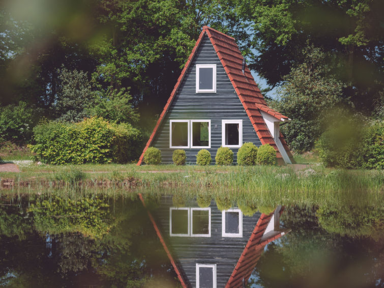 "Vissershuis", 4-Zimmer-Haus 60 m2. Abgeschrägt, einfach eingerichtet: offenes Wohn-/Esszimmer mit Esstisch, TV, Radio und CD. Ausgang zum Garten. 1 Doppelzimmer mit 2 Betten. Kleine, offene Küche (..