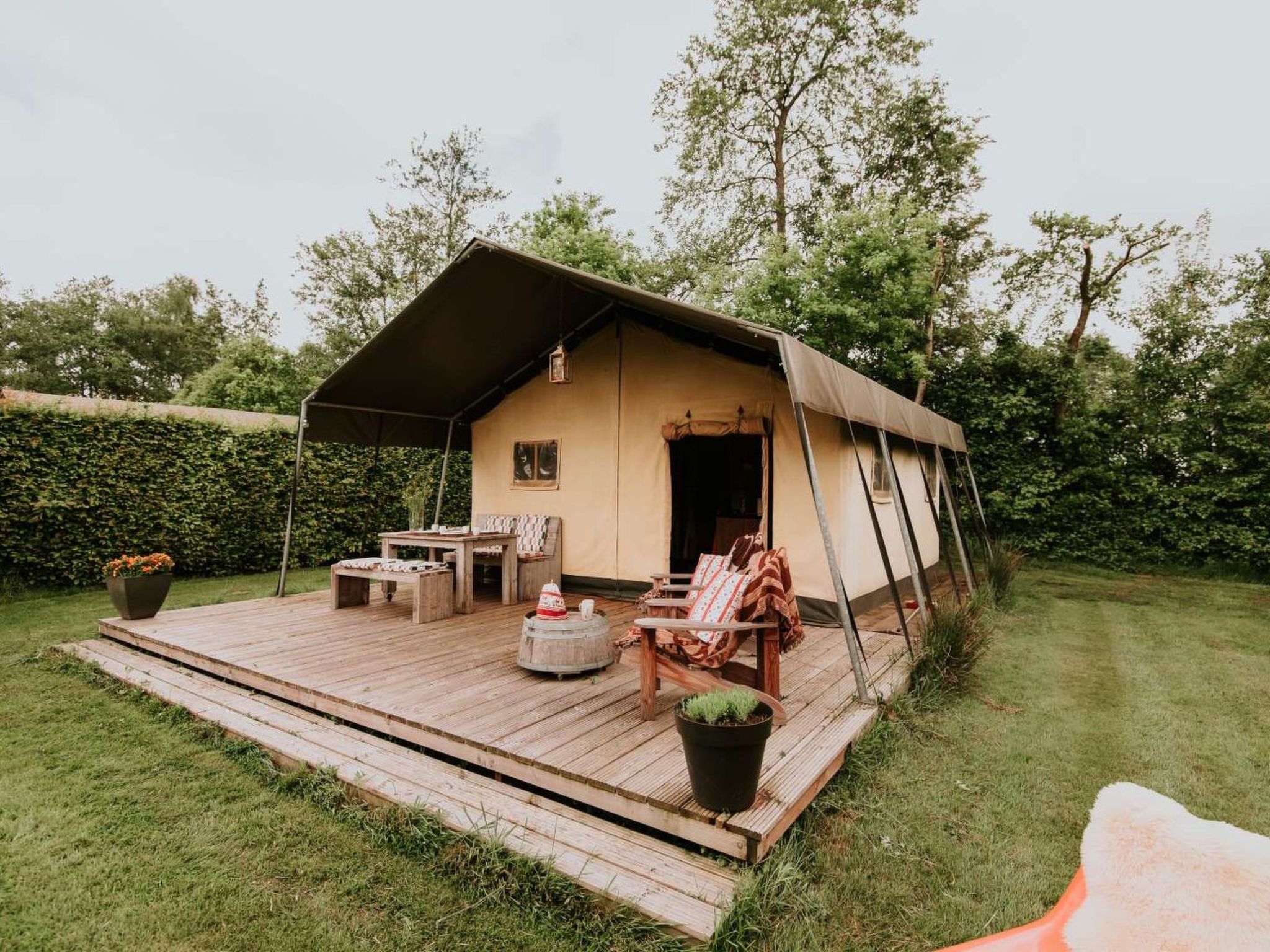 "Kampari - Luxe Safaritent - Out of Africa", 1-Zimmer-Chalet 25 m2. Objekt geeignet für 2 Erwachsene. 1 Zimmer mit 1 Doppelbett. Küche (Backofen, Gasherd, 4 Flammen). Dusche/WC, sep. WC. Bitte beach..