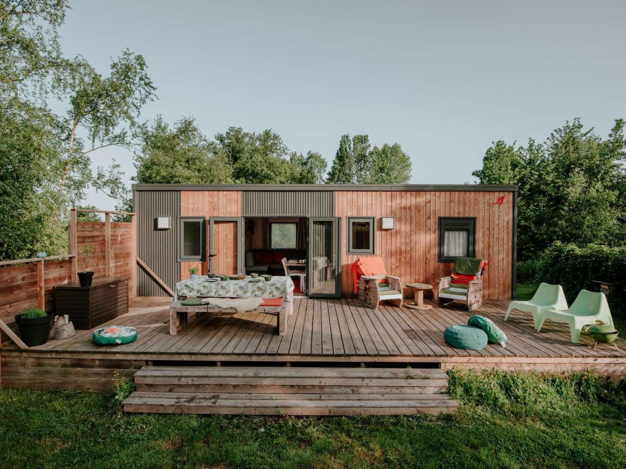"Kampari - Tiny House - Bosk", 3-Zimmer-Chalet 50 m2. Objekt geeignet für 5 Erwachsene + 1 Kind. 1 Zimmer mit 1 Doppelbett. 1 Zimmer mit 2 Betten. 1 Zimmer mit 2 Betten. Küche (Backofen, Gasherd, 4 ..