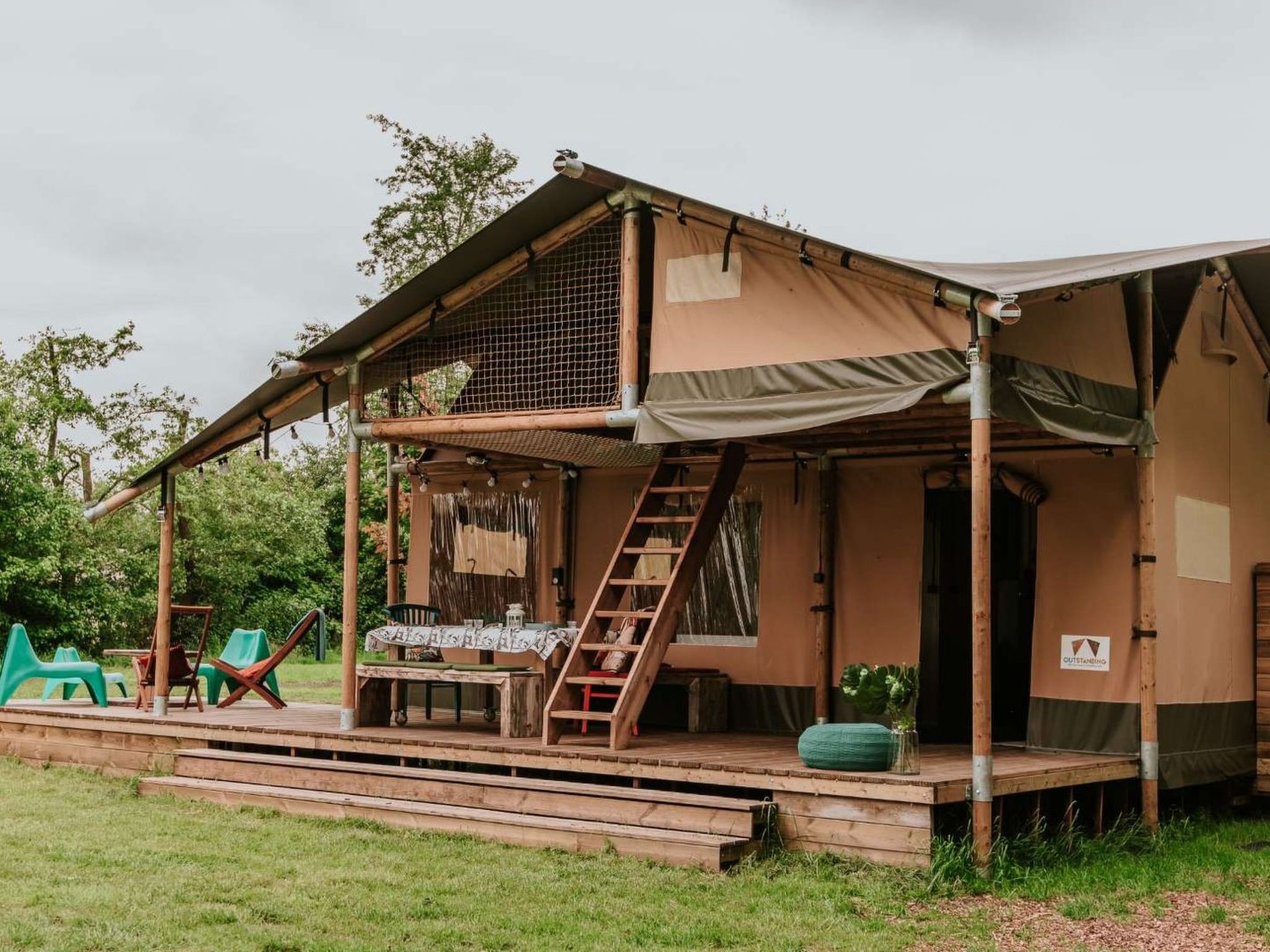 "Kampari - Luxe Safaritent - De Jungle", 3-Zimmer-Chalet 41 m2. Objekt geeignet für 4 Erwachsene + 2 Kinder. 1 Zimmer mit 1 Doppelbett. 1 Zimmer mit 1 Doppelbett. 1 Zimmer mit 2 Betten. Küche (Backo..