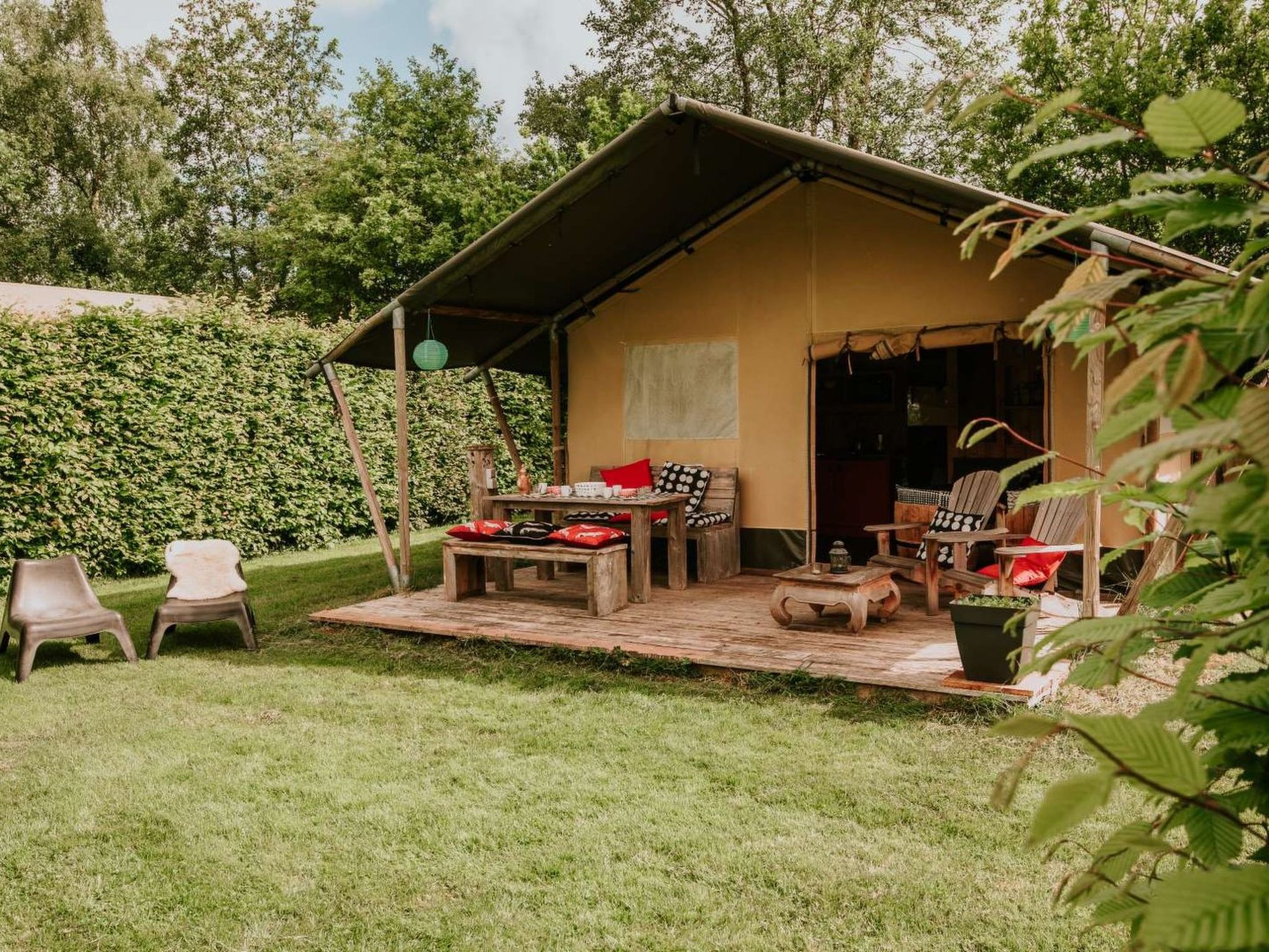 "Kampari - Luxe Safaritent - Kraanvogel", 2-Zimmer-Chalet 35 m2. Objekt geeignet für 4 Erwachsene + 1 Kind. 1 Zimmer mit 1 Doppelbett. 1 Zimmer mit 1 x 2 Etagenbetten. Küche (Backofen, Gasherd, 4 Fl..