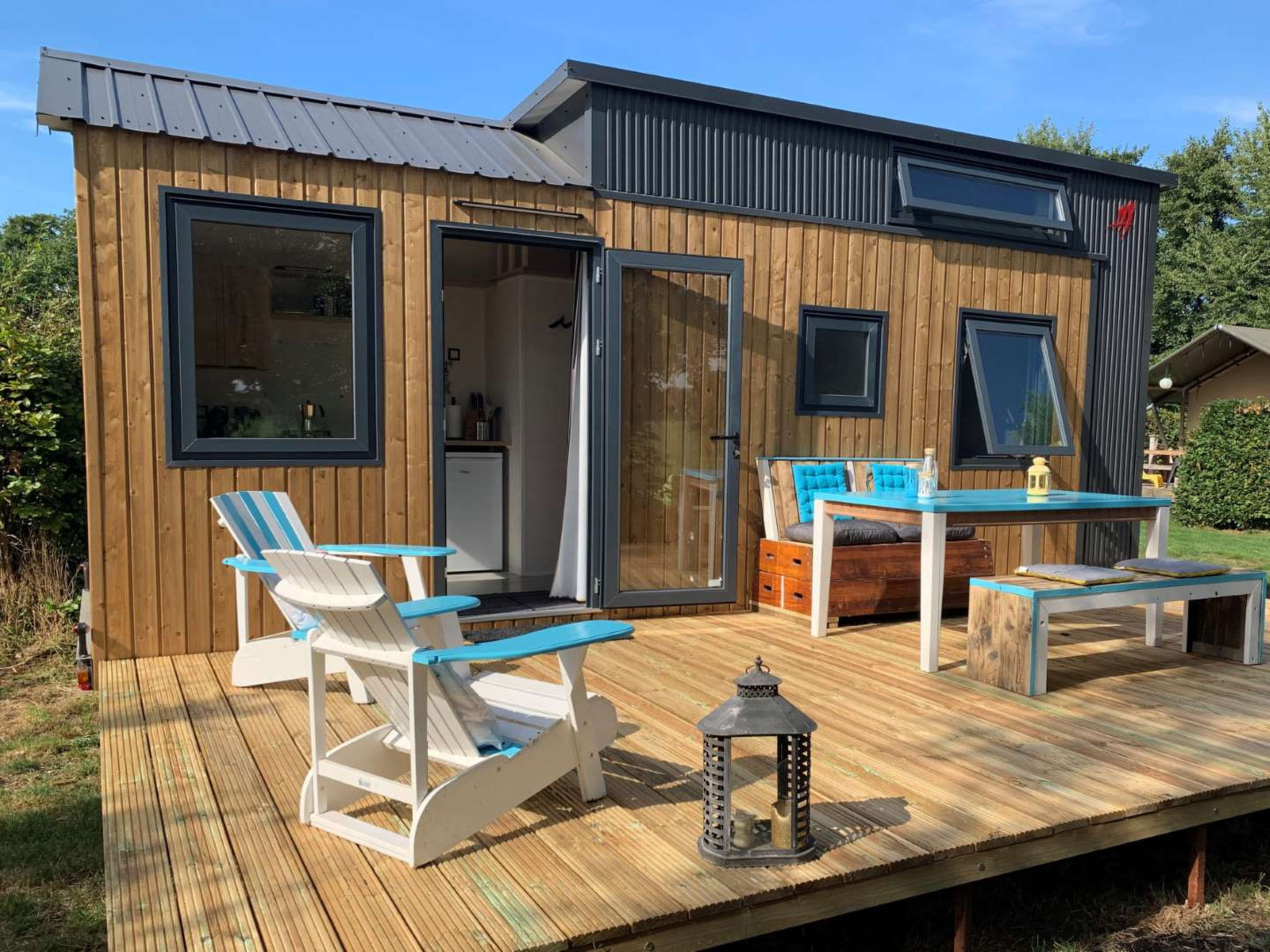 "Kampari - Tiny House - Lyts hûs", 2-Zimmer-Chalet 25 m2. Objekt geeignet für 2 Erwachsene + 2 Kinder. 1 Zimmer mit 1 Doppelbett. 1 Zimmer mit 2 Betten. Küche (Backofen, Gasherd, 4 Flammen). Dusche..