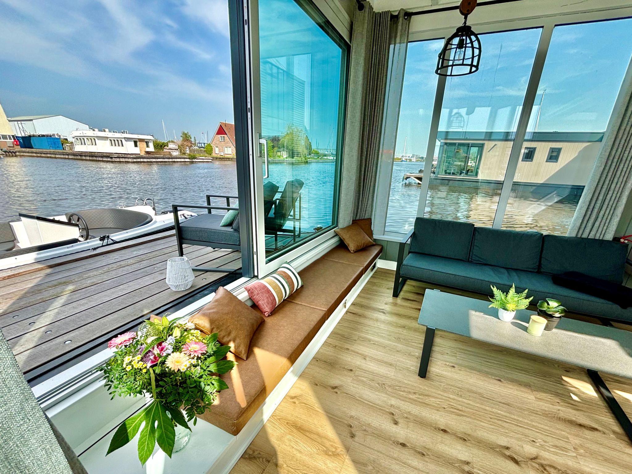 "Harboursuite Woudsend incl. Motorboot", 3-Zimmer-Haus 42 m2. Komfortabel und schön eingerichtet: Wohnzimmer mit Radio. Ausgang zum Balkon. 1 Zimmer mit 1 x 2 Etagenbetten. 1 Zimmer mit 1 Doppelbett...