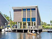 Krekt Oer 't Wetter: moderne vrijstaande villa aan het water in Friesland - thumbnail 1