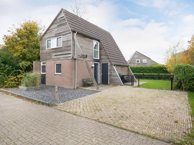 Vrijstaand vakantiehuis aan het water in Grou met uitzicht en grote tuin in Grou