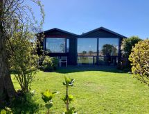 Vrijstaande bungalow aan het water in Friesland met haard en tuin - thumbnail 1