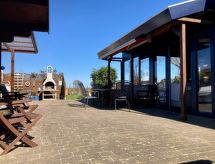 Vrijstaande bungalow aan het water in Friesland met haard en tuin - thumbnail 2