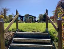 Vrijstaande bungalow aan het water in Friesland met haard en tuin - thumbnail 3