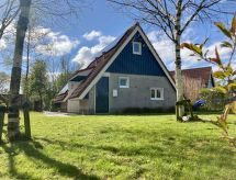 Grachthaus: Vrijstaande bungalow aan het Lauwersmeer met tuin en golfbaan - thumbnail 1