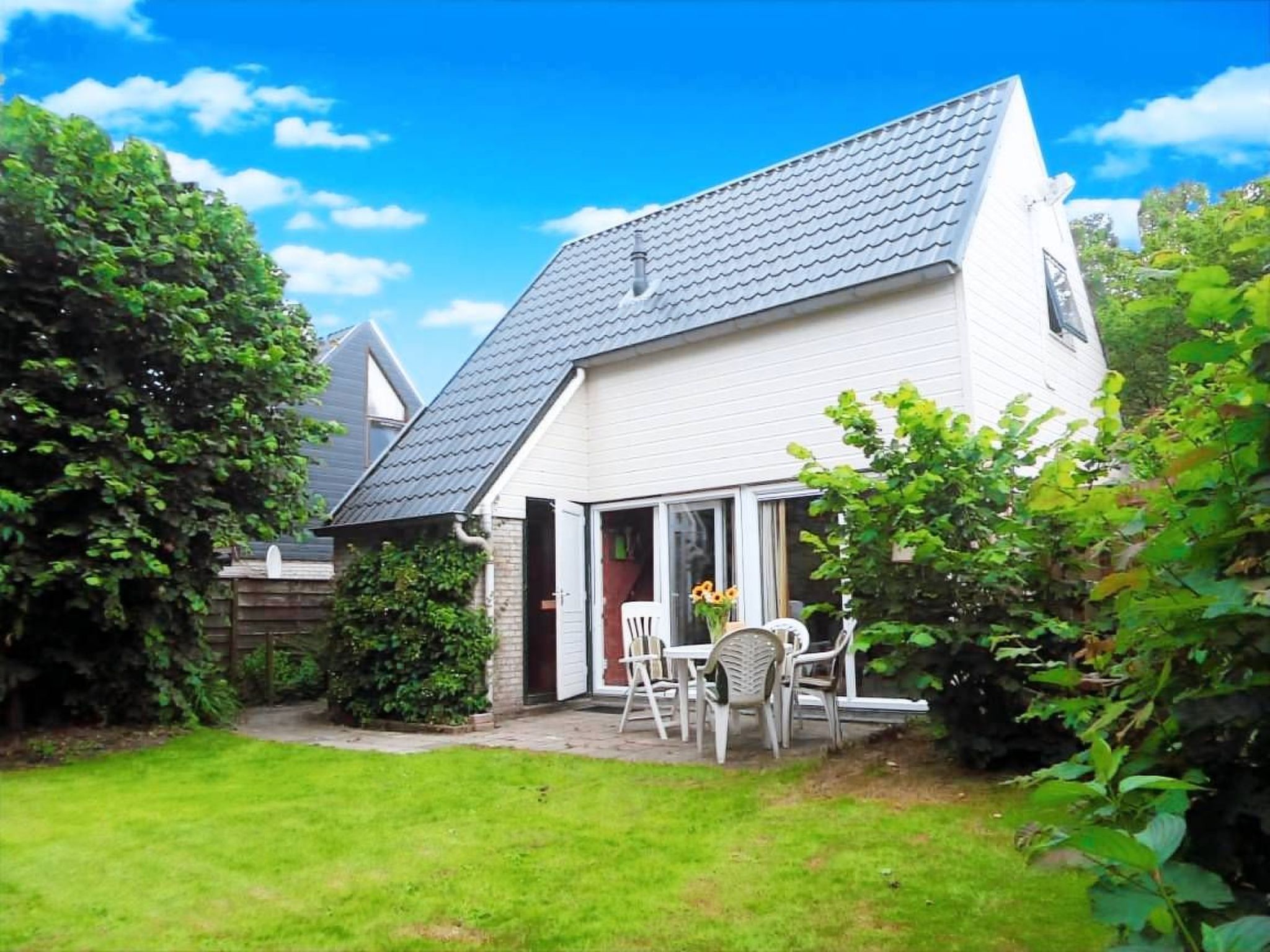 Entdecken Sie unser charmantes Ferienhaus in der beschaulichen Bungalowsiedlung bei Oostmahorn am Lauwersmeer. Nur fünf Gehminuten vom Lauwersmeer und sieben Minuten vom Badestrand entfernt, bietet u..