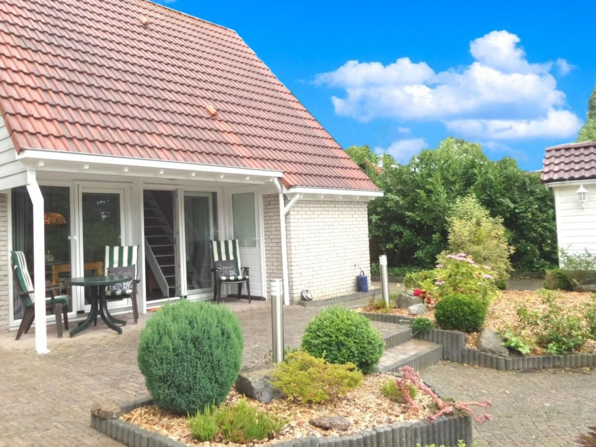 Willkommen in Ihrem perfekten Ferienhaus in Anjum, Friesland, das die ideale Ausgangsbasis für Erkundungen oder einfach nur zum Entspannen in einer ruhigen Umgebung bietet. Dieses freistehende Ferien..