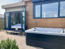 Vrijstaande bungalow aan meer in Friesland met omheinde tuin - thumbnail 1