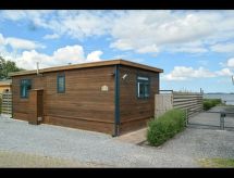 Vrijstaande bungalow aan meer in Friesland met omheinde tuin - thumbnail 2