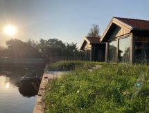Nieuw luxe chalet aan water met privé-angelplaats in Anjum - thumbnail 3