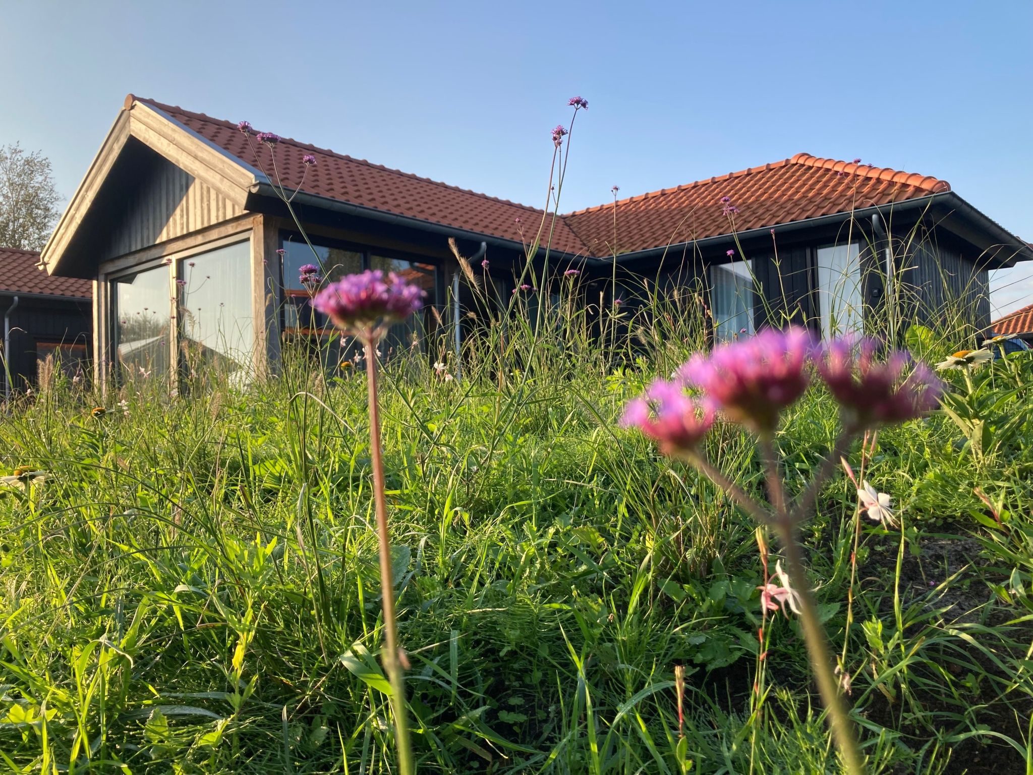 Das Haus mit einer Wohnfläche von ca. 60 m² besitzt zwei Schlafzimmer und bietet fumf Personen ausreichend Platz. Ein Elternschlafzimmer mit doppelbett und ein Schlafzimmer mit modernem Doppelstockb..