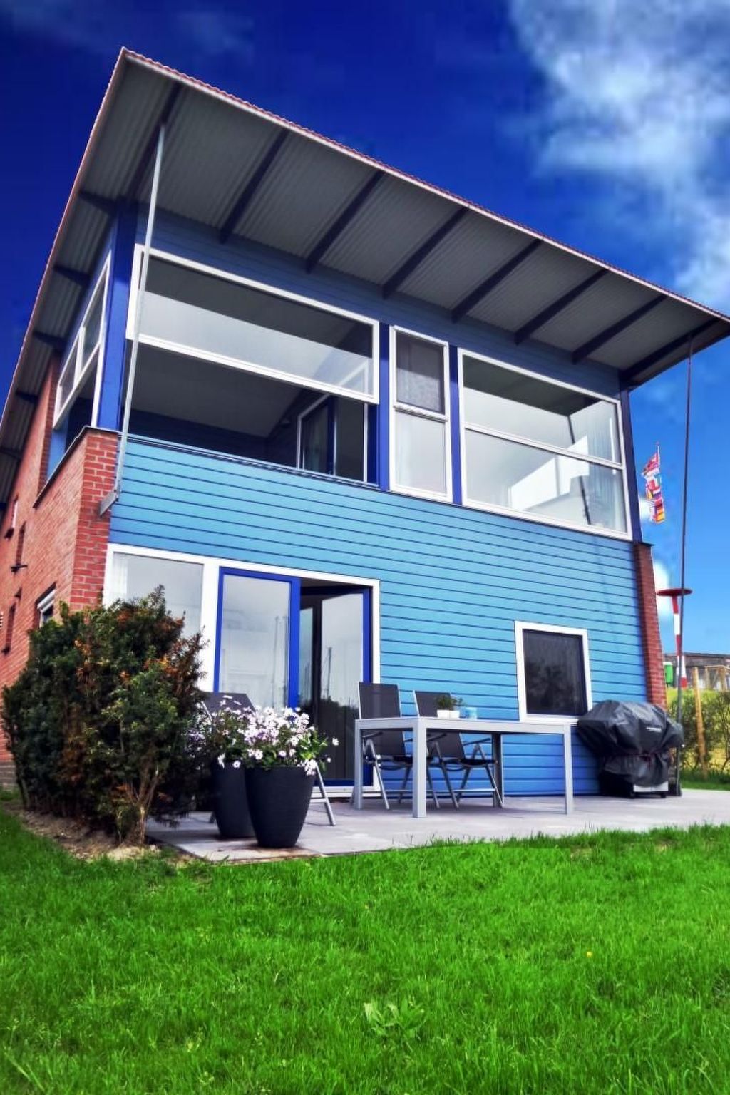 Entdecken Sie dieses charmante Ferienhaus in Anjum, Friesland, das bis zu 6 Gäste beherbergen kann. Gelegen in einer idyllischen Umgebung, nahe am Wasser, bietet dieses freistehende Haus die perfekte..