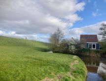 Vrijstaand vakantiehuis aan meer in Anjum, Friesland met tuin - thumbnail 2