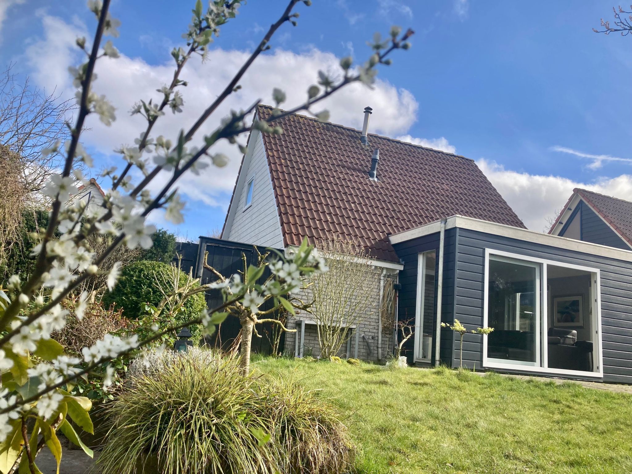 Das Haus ist an einer Gracht direkt am Deich in einer kleinen Bungalowsiedlung bei Oostmahorn am NationalparkLauwersmeer gelegen.

Das Ferienhaus Dijkrose hat 3 Schlafzimmer für 6 Personen. Unten bef..