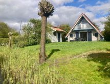 Vrijstaande bungalow aan water met tuin, 500m van het meer in Anjum - thumbnail 1