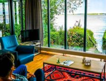 Vrijstaande bungalow aan het Lauwersmeer met haard en grote tuin - thumbnail 3