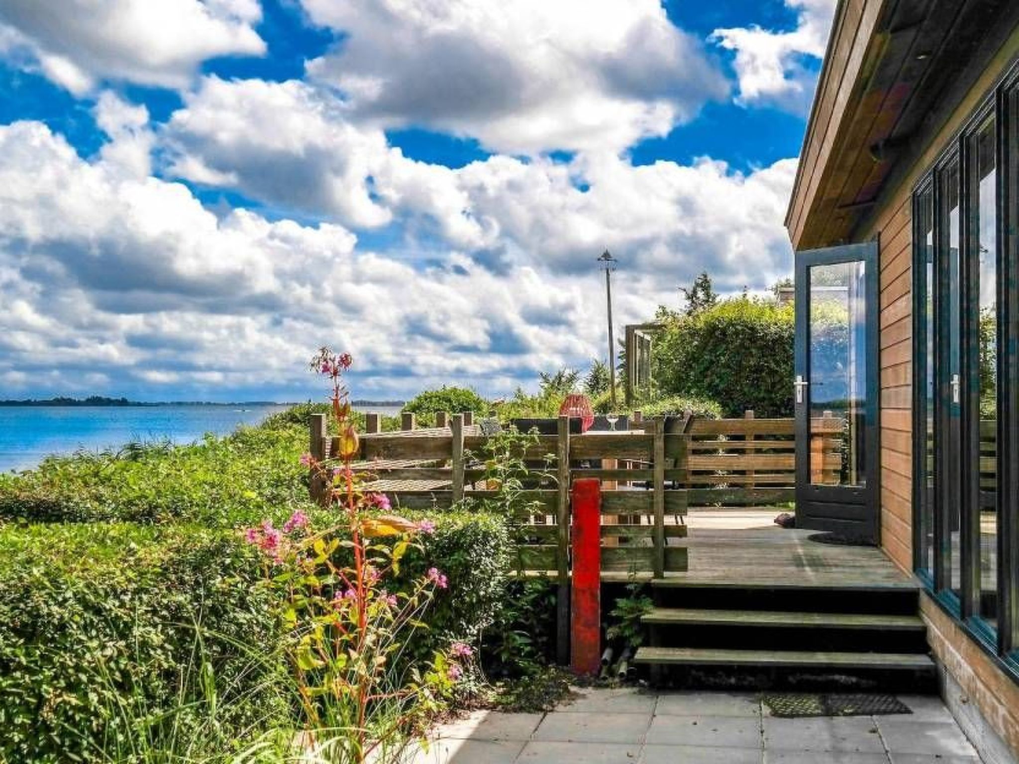 Chalet Heleen liegt direkt am Ufer des offenen Lauwersmeer mit einem unbeschreiblich schönen Blick auf das Meer und den Nationalpark und verfügt über einen Angelplatz und Schwimmzugang 2 Terrassen,..