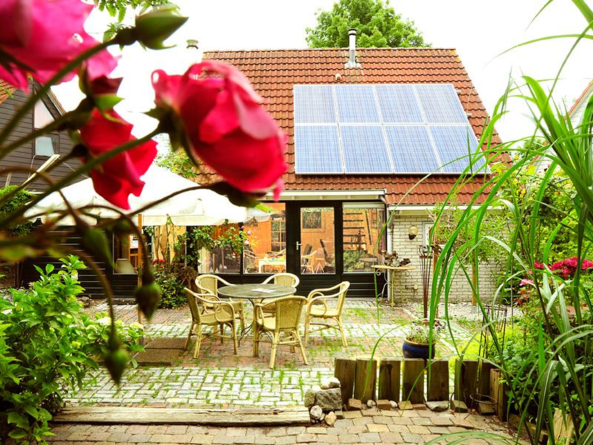 Das Haus ist in einer kleinen Bungalowsiedlung bei Oostmahorn am Lauwersmeer gelegen.

Das Haus steht beinahe am Ende einer Sackgasse (nur noch 7 Häuser folgen) und gegenüber dem ehemaligen Nordseed..
