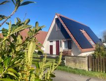Vrijstaand vakantiehuis aan meer in Friesland, huisdieren welkom - thumbnail 1
