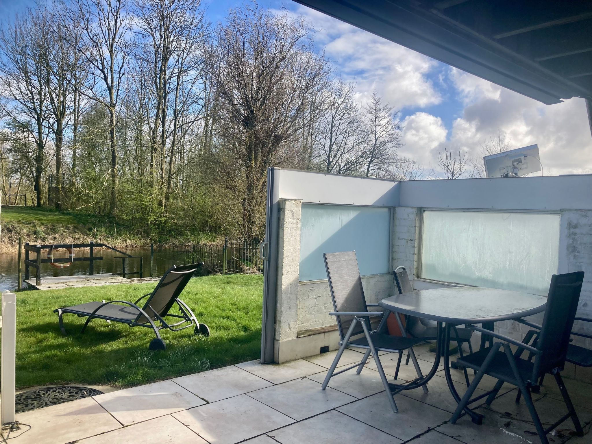 170 Platz an Sonne-Drinnen