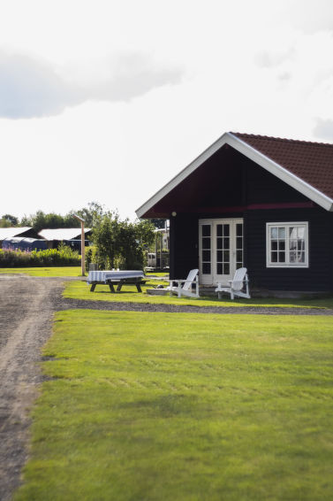 "4-persoons Famke", chalet 3-kamers 40 m2. Comfortabel ingericht: hal. Woon-/eetkamer met eettafel en Flatscreen TV. Uitgang naar het terras. 1 kamer met 1 x 2 stapelbedden. 1 kamer met 1 2-pers bed. ..