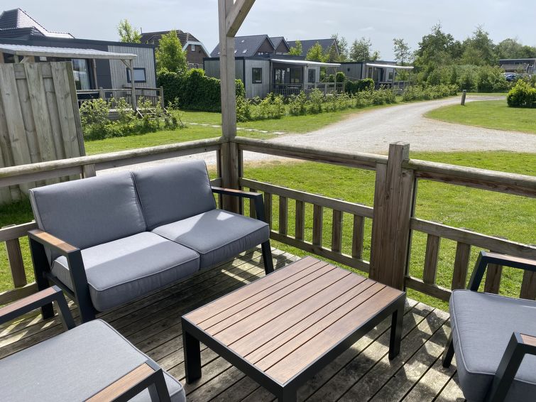 "4-persoons Grytsje", 3-kamers mobilhome 27 m2. Comfortabel ingericht: woon-/eetkamer met eettafel en Flatscreen TV. Uitgang naar het terras. 1 kamer met 2 bedden. 1 kamer met 1 2-pers bed. Open keuke..