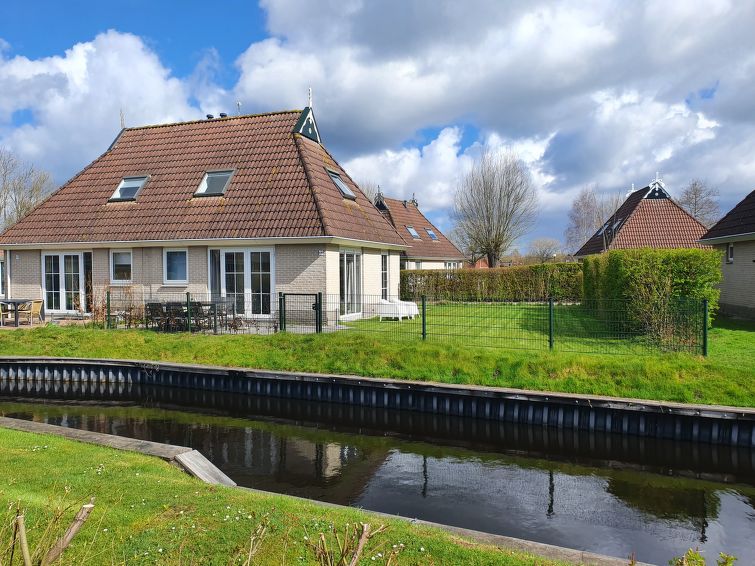 Rustgevend vakantiehuis aan het meer in Eernewoude in Eernewoude