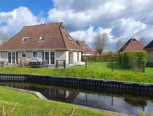 Vrijstaande bungalow aan water met oplaadstation in hartje Friesland - thumbnail 1