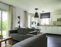 Vrijstaande bungalow aan water met oplaadstation in hartje Friesland - thumbnail 2