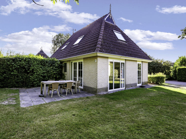 "Wald Comfort", halfvrijstaand huis 3-kamers 64 m2. Comfortabel ingericht: hal. Woon-/eetkamer met eettafel en Flatscreen TV. Uitgang naar de tuin. Slaapnis. Open keuken (4-pits kookplaat, afwasmachin..