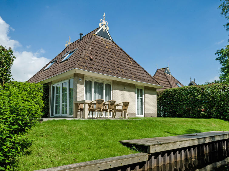 Vrijstaand vakantiehuis aan het water in Eernewoude in Eernewoude