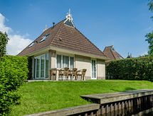 Vrijstaande bungalow aan het water in Nationaal Park De Alde Feanen - thumbnail 1