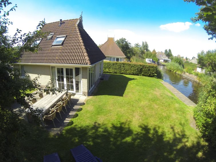 "Hiem Comfort", huis 4-kamers 100 m2 op 2 verdiepingen. Comfortabel ingericht: hal met aparte WC. Woon-/eetkamer met eettafel, Flatscreen TV, stereo-installatie en DVD. Uitgang naar het terras. 1 2-pe..