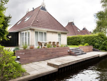 Ruime vrijstaande bungalow aan water en golfbaan in hartje Friesland - thumbnail 1