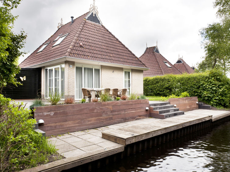"Wyn Wellness Deluxe Plus", huis 4-kamers 100 m2 op 2 verdiepingen. Comfortabel ingericht: hal met aparte WC. Woon-/eetkamer met eettafel, Flatscreen TV en DVD. Uitgang naar het terras. 1 2-pers. kame..