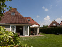 Vrijstaande luxe bungalow aan golfbaan en meer in Friesland - thumbnail 1