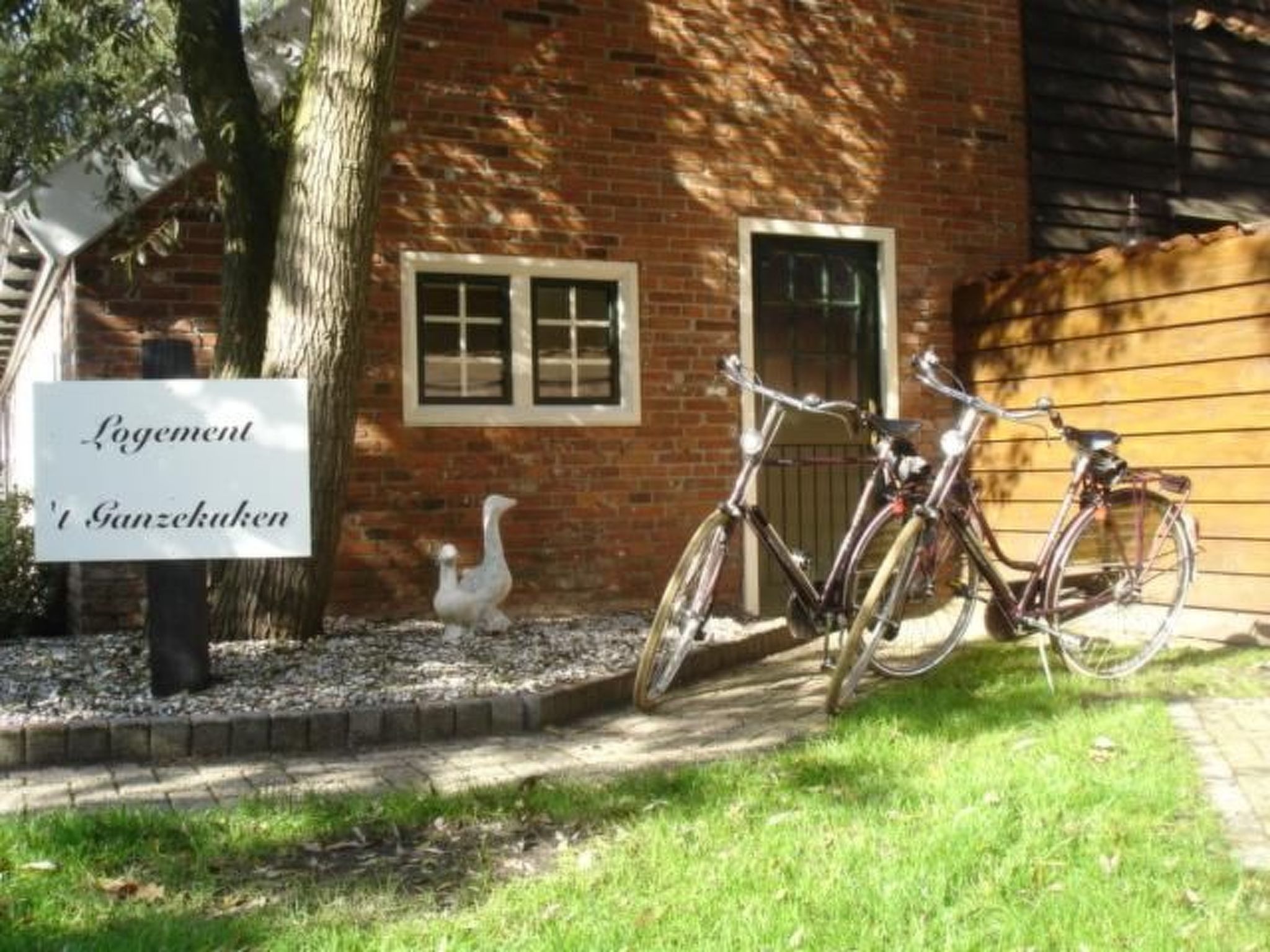 Dieses gemütliche Ferienhaus für zwei Personen ist eine Doppelhaushälfte und befindet sich in Vriescheloo in der Provinz Groningen, nur etwa fünf Kilometer von der deutschen Grenze entfernt.
Es ha..