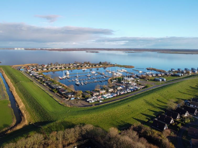 "Lauwersmeer", 4-Zimmer-Haus 80 m2 auf 2 Stockwerken. Hell, komfortabel eingerichtet: 3 Zimmer, jedes Zimmer mit 2 Betten. Bad/WC. E-Heizung. Obergeschoss: Wohn-/Esszimmer mit Esstisch, Kabel-TV und I..