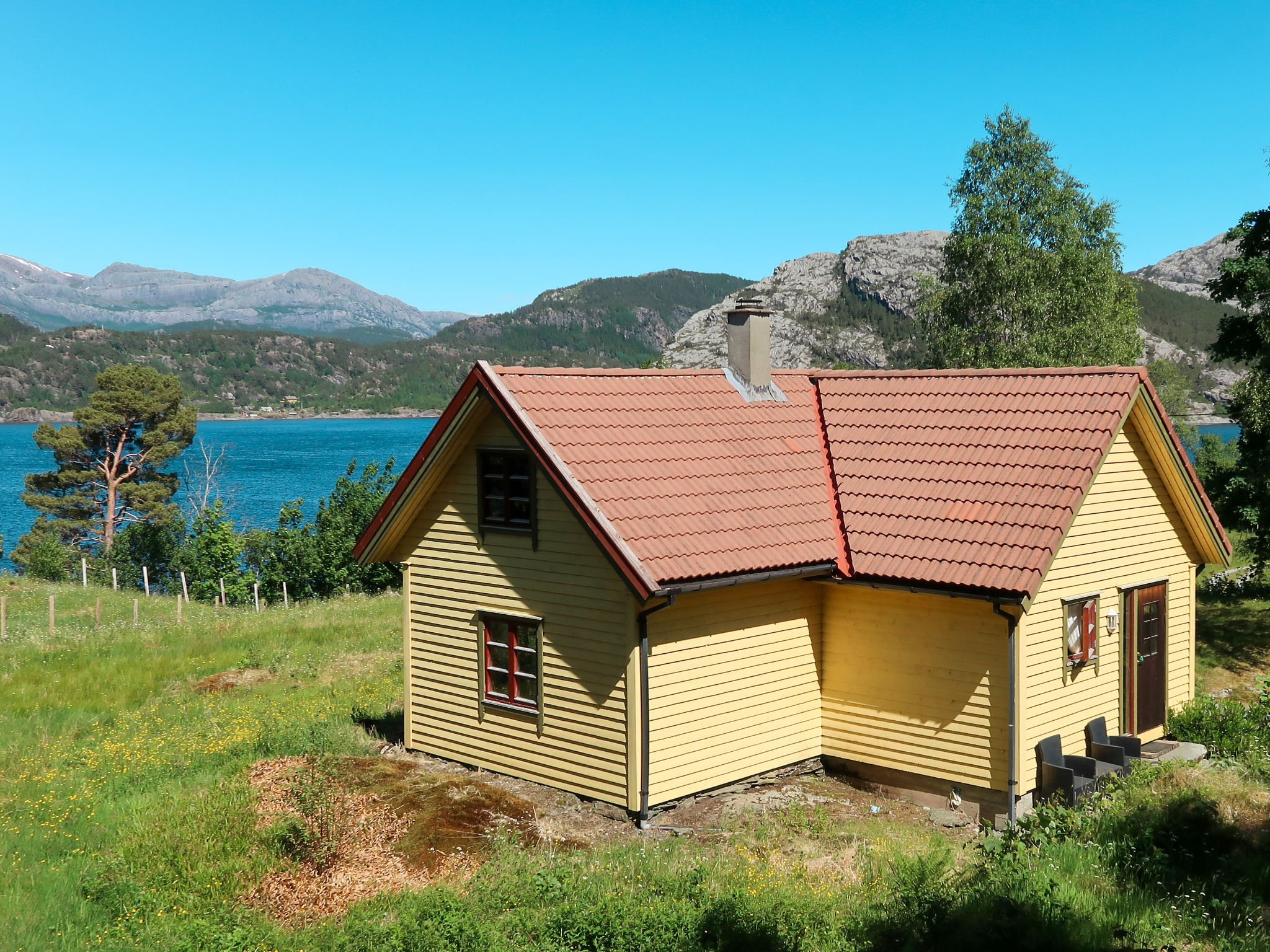 "Rabbane", huis 4-kamers 98 m2 op 2 verdiepingen. Het objekt is geschikt voor 4 volwassenen. Eenvoudig en gezellig ingericht: woon-/eetkamer met eettafel. Woon-/eetkamer met eettafel, Sat-TV, internat..